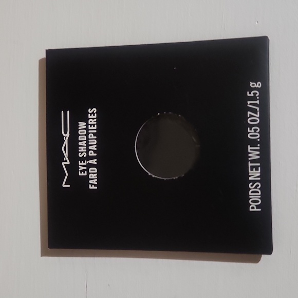 MAC Carbon Eye Shadow Refill Pan - Picture 7 of 8